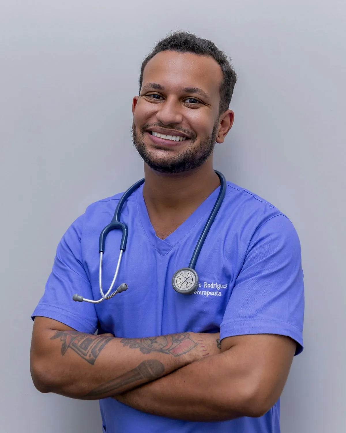 Profissional de saúde sorrindo, retrato de corpo inteiro sem cortes