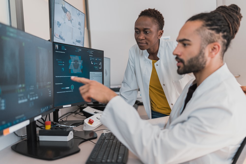 Médico consultando a agenda de pacientes com tablet — gestão eficiente da clínica