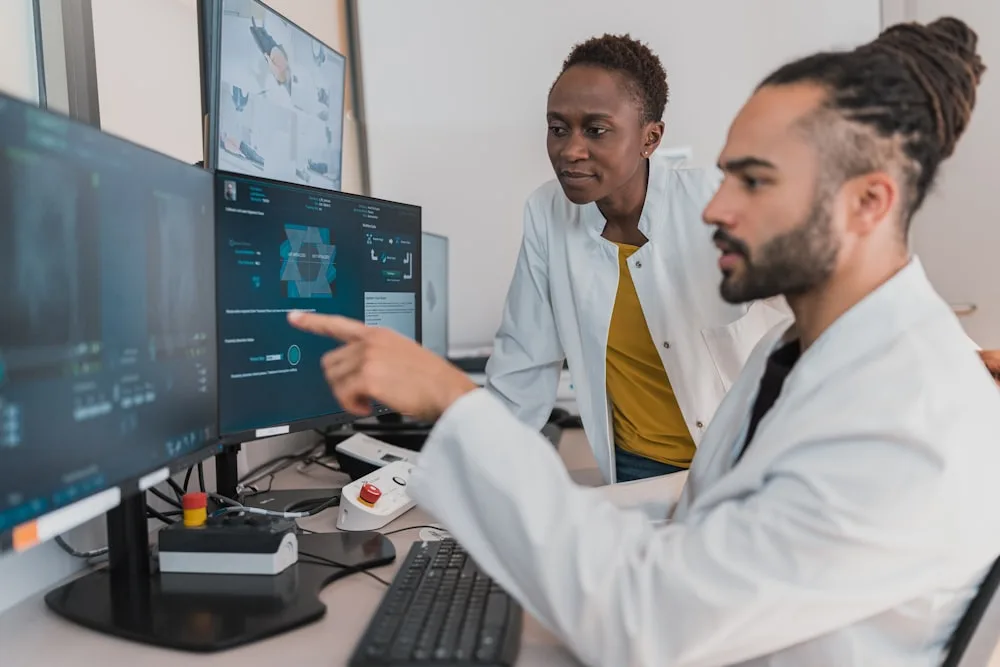 Médico consultando a agenda de pacientes com tablet — gestão eficiente da clínica